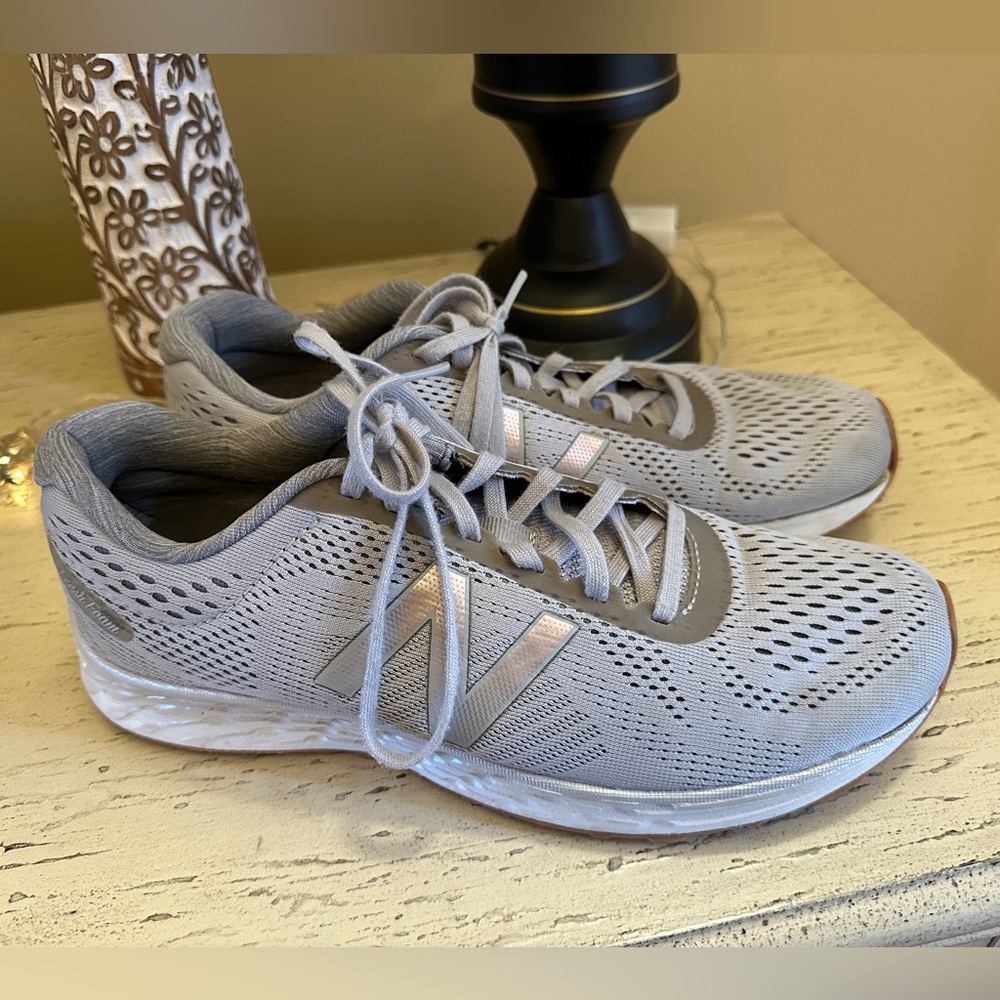 New Balance fresh foam Arishi Gray women’s size 9 Trendy Popular Comfy